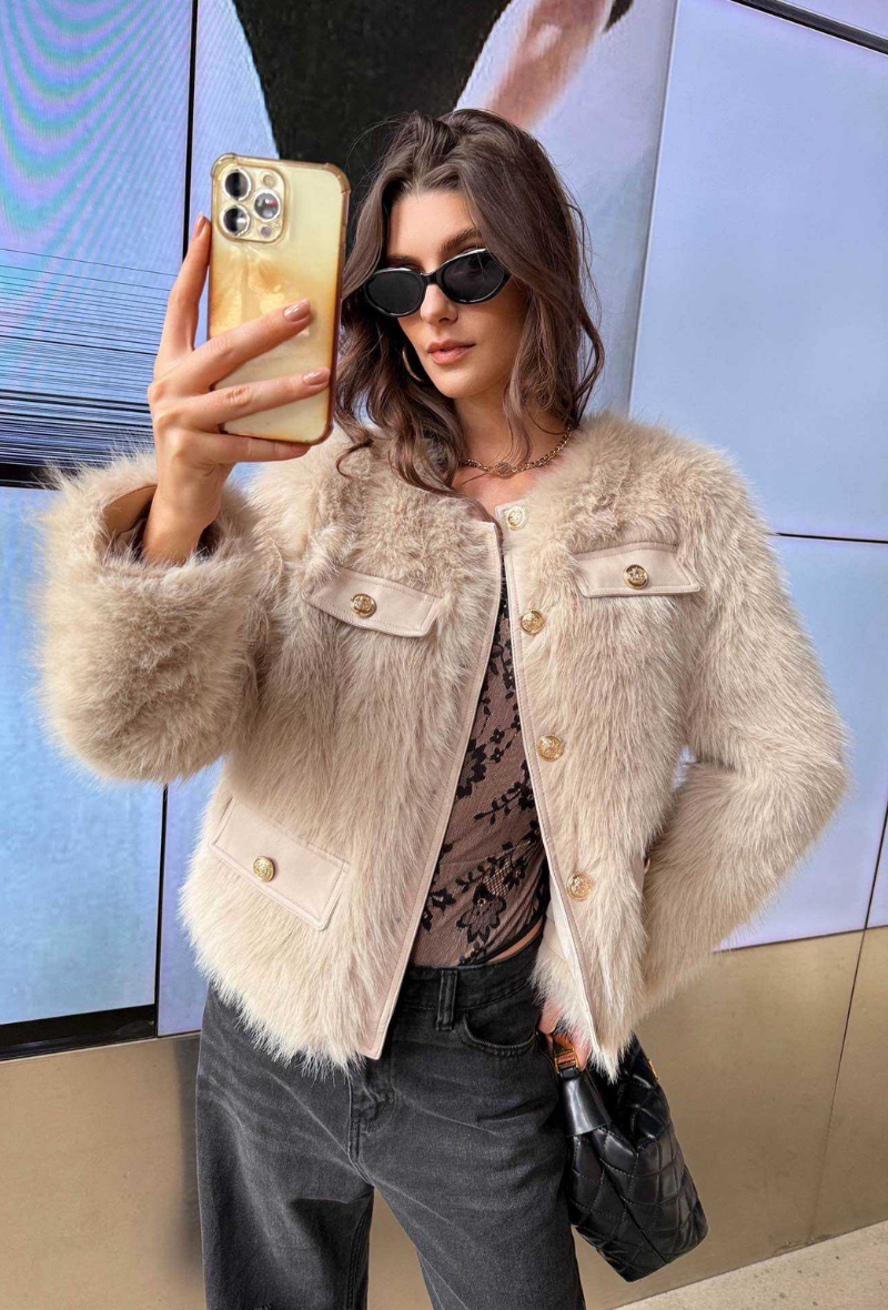 Pré-commande - Veste en fourrure disponible en beige, noir et blanc - Tamaris