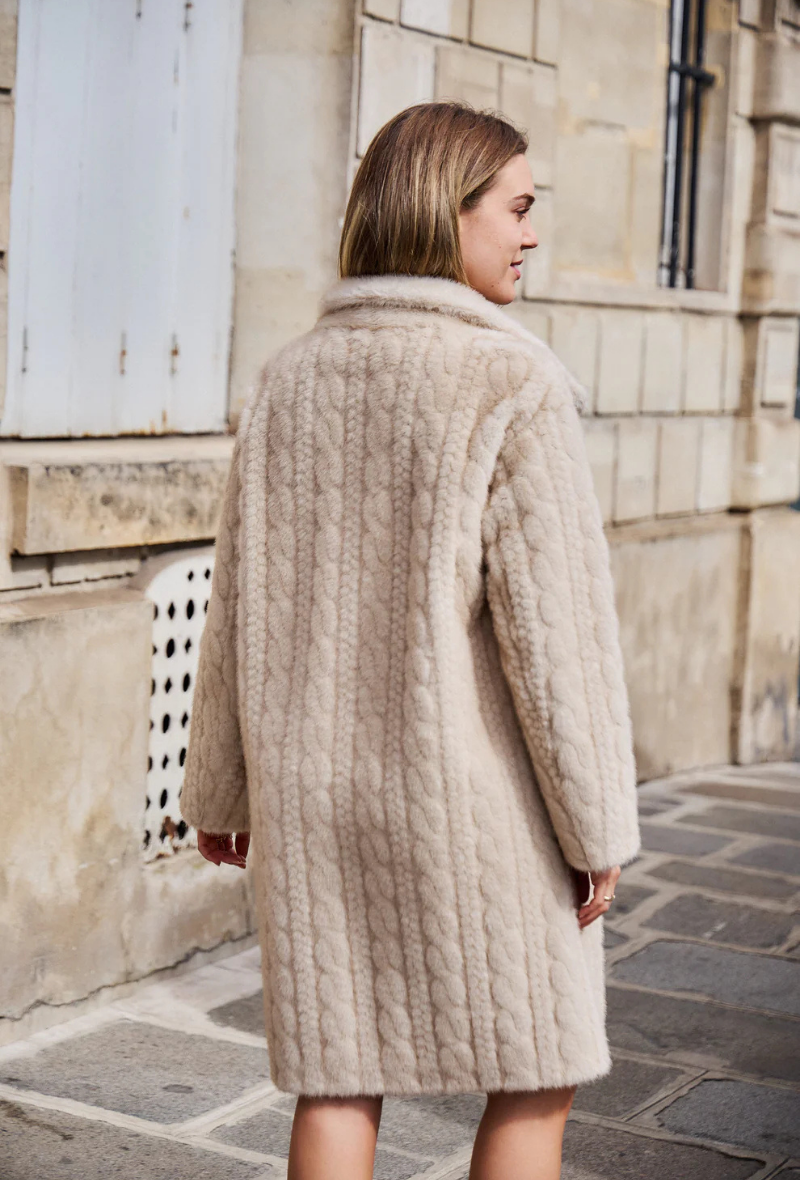 Manteau en fausse fourrure disponible aussi en marron - Victoria