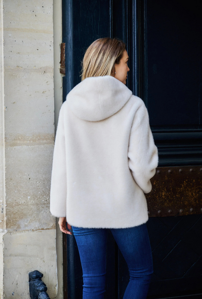 Veste à capuche en fausse fourrure disponible aussi en marron - Liora