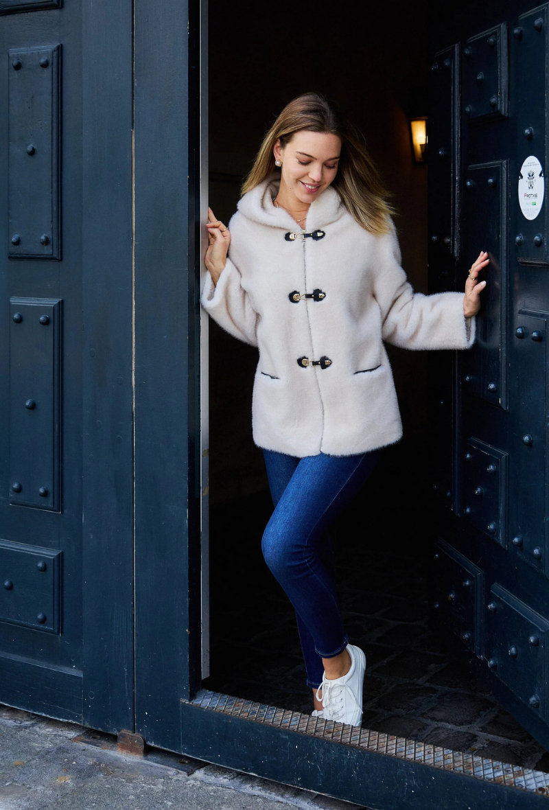 Veste à capuche en fausse fourrure disponible aussi en marron - Liora