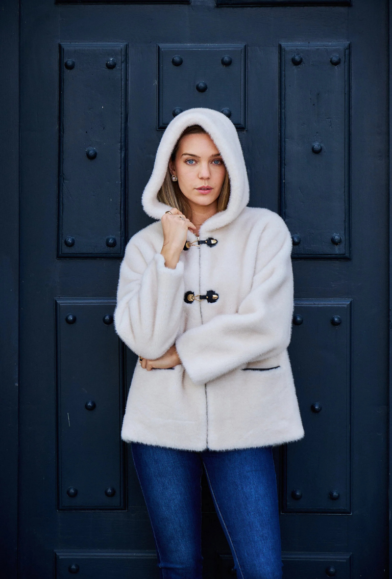 Veste à capuche en fausse fourrure disponible aussi en marron - Liora
