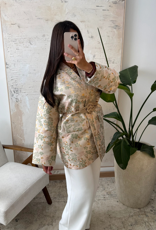 Veste mi-long hyper tendance à Paris déjà SOLD OUT - Kelly