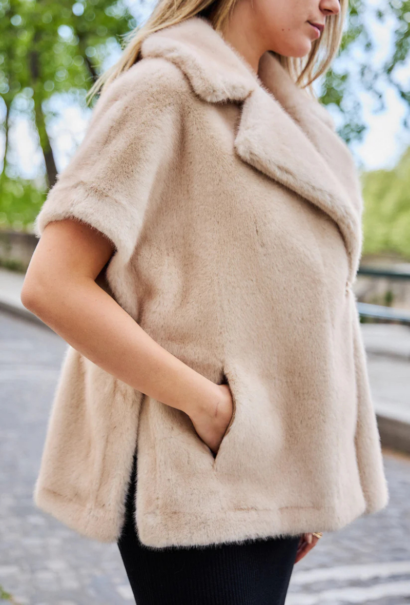 Gilet sans manches en fausse fourrure disponible en plusieurs couleurs - Isabella
