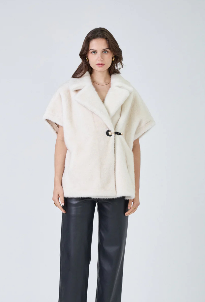 Gilet sans manches en fausse fourrure disponible en plusieurs couleurs - Isabella