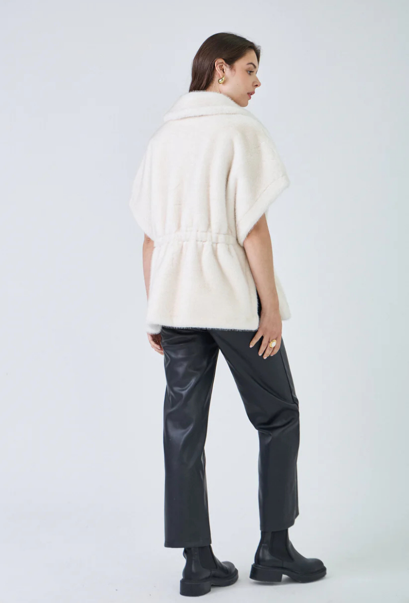 Gilet sans manches en fausse fourrure disponible en plusieurs couleurs - Isabella