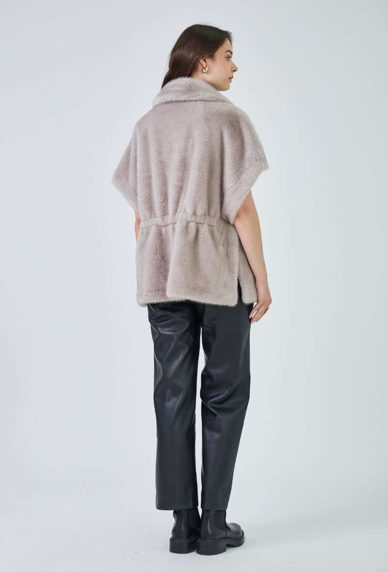 Gilet sans manches en fausse fourrure disponible en plusieurs couleurs - Isabella