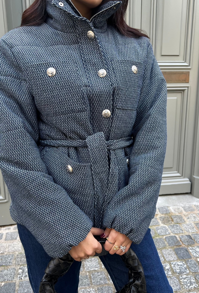 Doudoune bleue avec col montant et ceinture à nouer - Amira