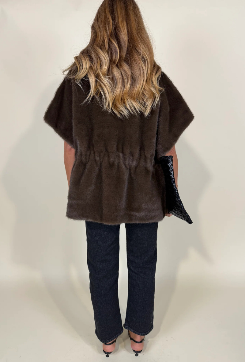 Gilet sans manches en fausse fourrure disponible en plusieurs couleurs - Isabella