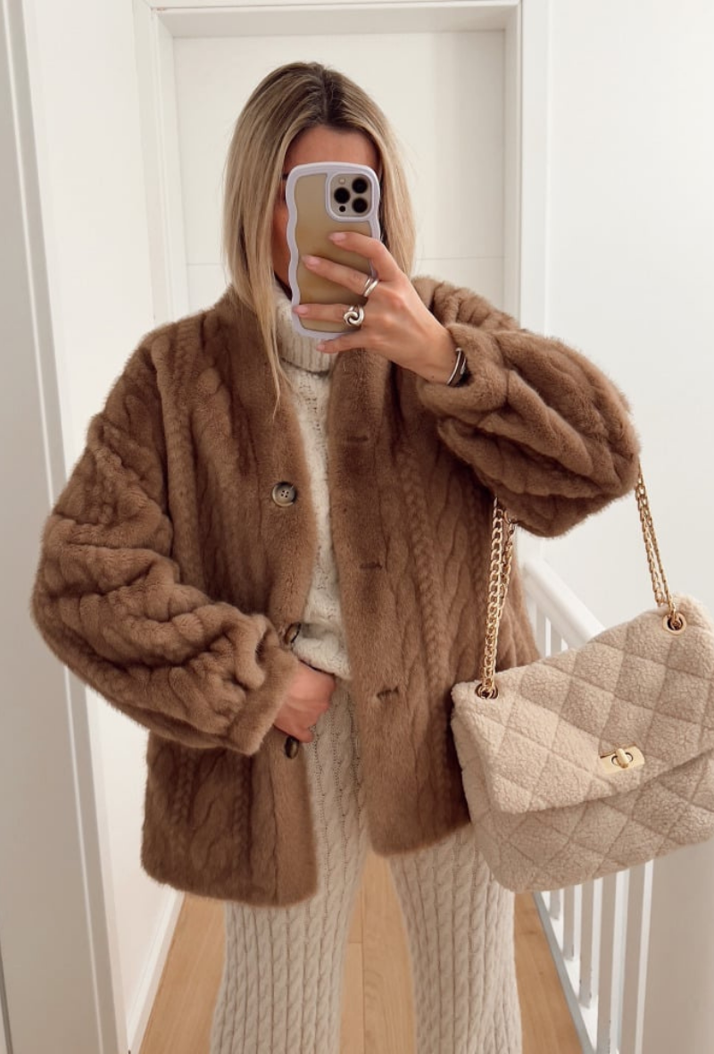 Gilet torsadé épais en fausse fourrure camel - Lola
