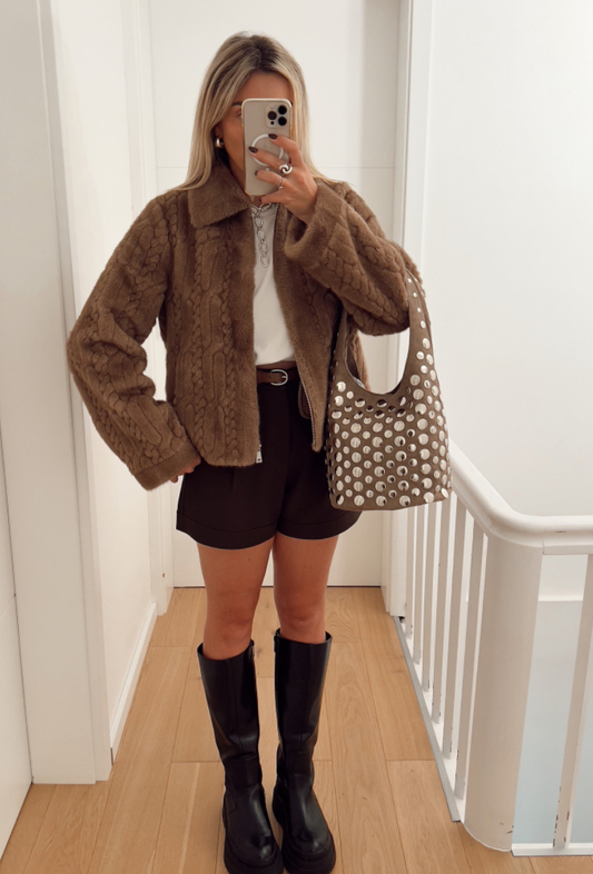 PRÉ-COMMANDE veste courte torsadée en fausse fourrure camel - Ésmé