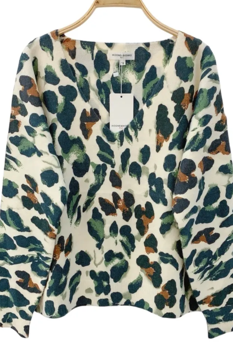 Pull col V chic et tendance à Paris - Paola