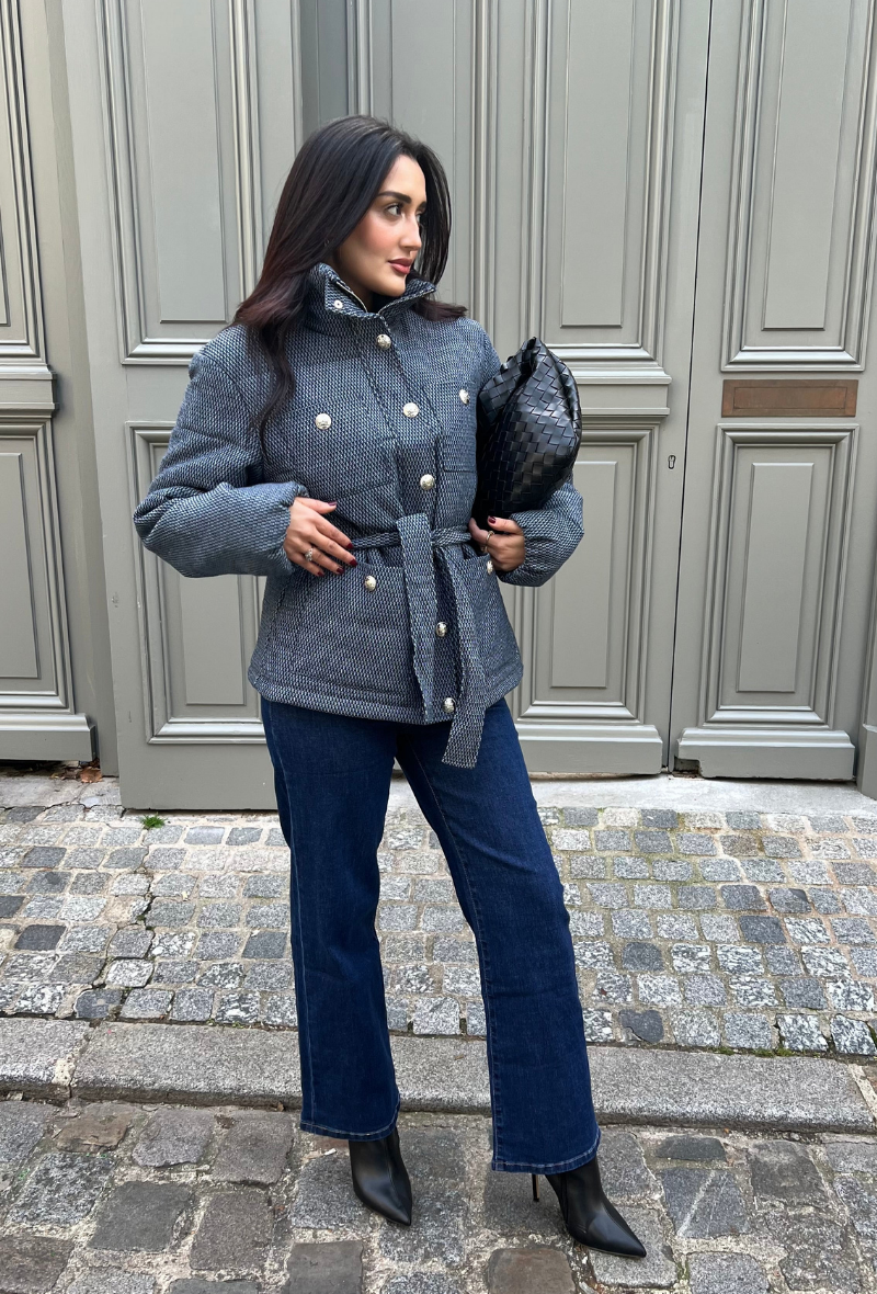 Doudoune bleue avec col montant et ceinture à nouer - Amira