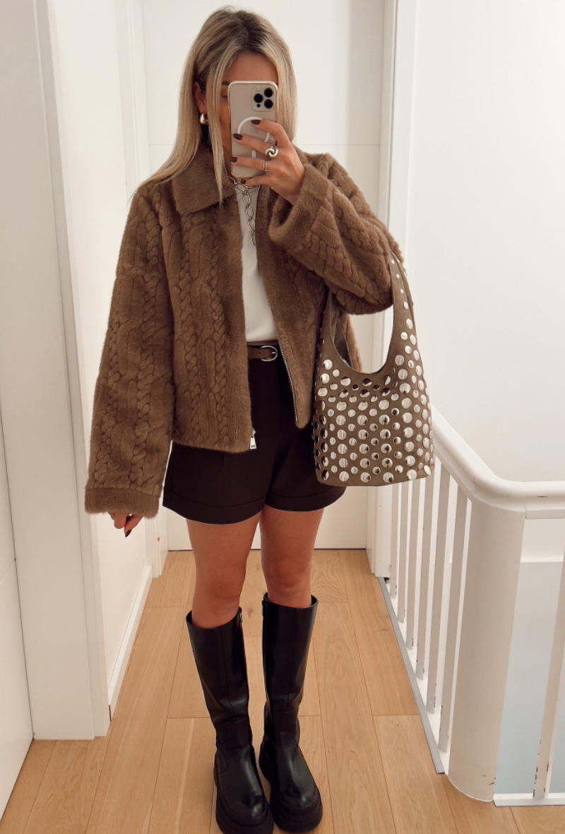 PRÉ-COMMANDE veste courte torsadée en fausse fourrure camel - Ésmé