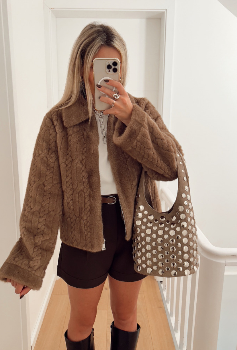 PRÉ-COMMANDE veste courte torsadée en fausse fourrure camel - Ésmé