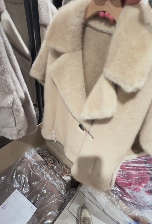 Gilet sans manches en fausse fourrure disponible en plusieurs couleurs - Isabella