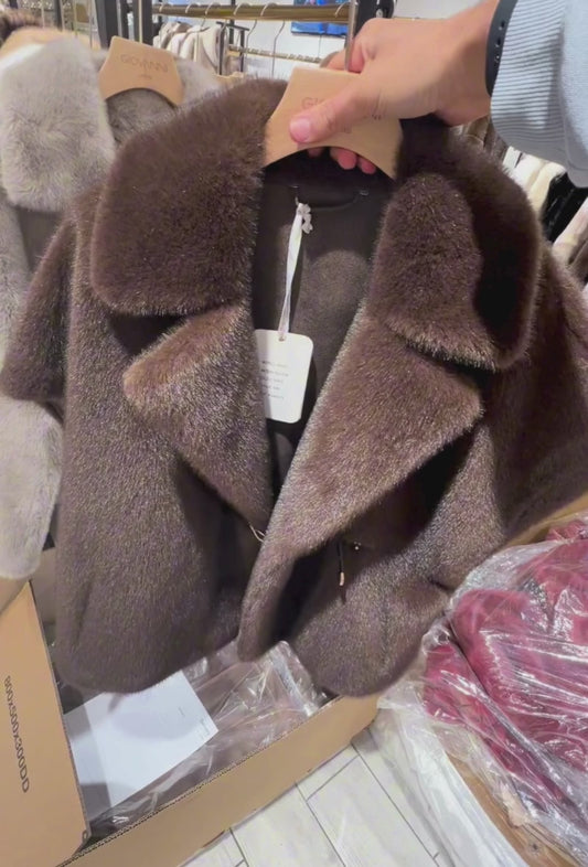 Gilet sans manches en fausse fourrure disponible en plusieurs couleurs - Isabella
