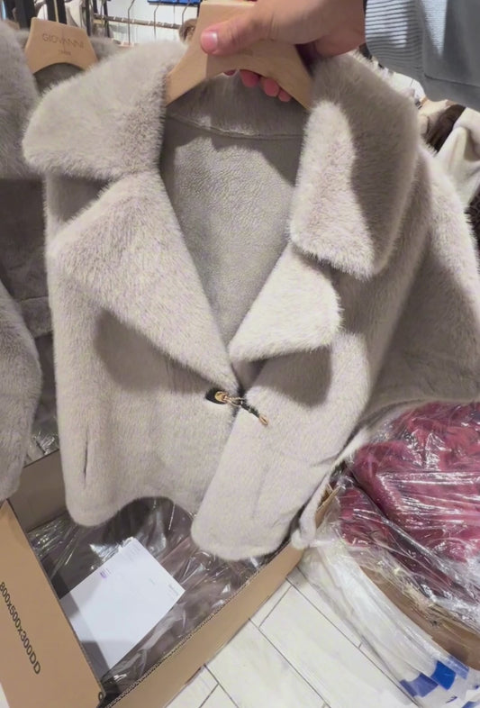 Gilet sans manches en fausse fourrure disponible en plusieurs couleurs - Isabella